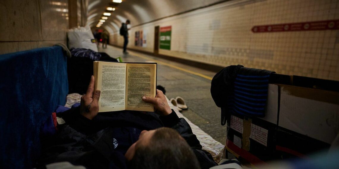 Metro, yake ranishe perevozylo milʹyony pasazhyriv, sʹohodni stalo prykhystkom dlya tysyach kyyan. Tut mozhna zakhovatysya vid vorozhykh aviaudariv Foto – Viysʹkove TB 154 / 5 000 Результати перекладу The metro, which used to carry millions of passengers, has now become a haven for thousands of Kyivites. Here you can hide from enemy air strikes Photo - Military TV