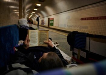 Metro, yake ranishe perevozylo milʹyony pasazhyriv, sʹohodni stalo prykhystkom dlya tysyach kyyan. Tut mozhna zakhovatysya vid vorozhykh aviaudariv Foto – Viysʹkove TB 154 / 5 000 Результати перекладу The metro, which used to carry millions of passengers, has now become a haven for thousands of Kyivites. Here you can hide from enemy air strikes Photo - Military TV