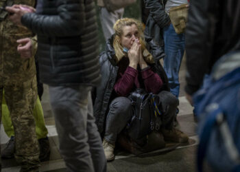 Desperate Ukrainians clambered into cars and onto train stations as they fled their cities.(AP: Emilio Morena