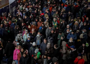 People in Kyiv wait to board an evacuation train to Lviv Gleb Garanich / Reuters / Scanpix / LETA