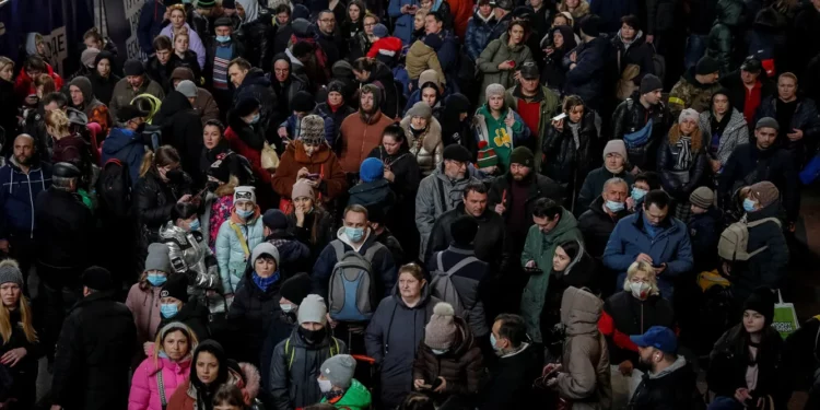 People in Kyiv wait to board an evacuation train to Lviv Gleb Garanich / Reuters / Scanpix / LETA