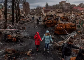 Destruction on a street in the town of Bucha near Kyiv Foto: Roman Pilipey / EPA