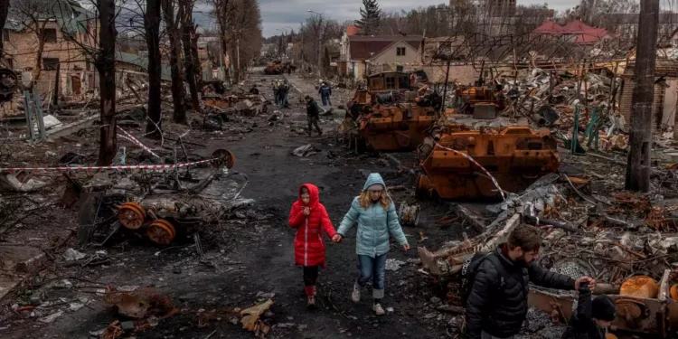 Destruction on a street in the town of Bucha near Kyiv Foto: Roman Pilipey / EPA