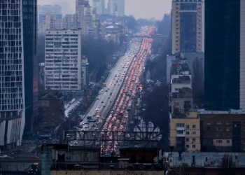 Inhabitants of Kyiv leave the city following pre-offensive missile strikes of the Russian armed forces and Belarus on February 24, 2022 in Kyiv, Ukraine. Photo: Getty Images
