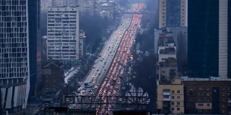 Inhabitants of Kyiv leave the city following pre-offensive missile strikes of the Russian armed forces and Belarus on February 24, 2022 in Kyiv, Ukraine. Photo: Getty Images