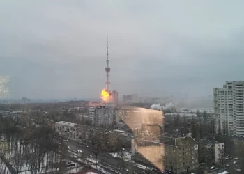 A television tower explodes after an attack by Russian in Kyiv (Youtube MEDplus(Youtube MEDplus/vía REUTERS)