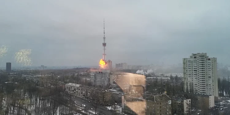 A television tower explodes after an attack by Russian in Kyiv (Youtube MEDplus(Youtube MEDplus/vía REUTERS)
