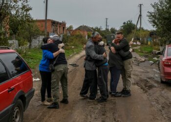 Neighbors embrace each others after they return from evacuation to the liberated village of Kamianka in the Kharkiv region, Ukraine, Vladyslav Musiienko / Reuters / Scanpix / LETA