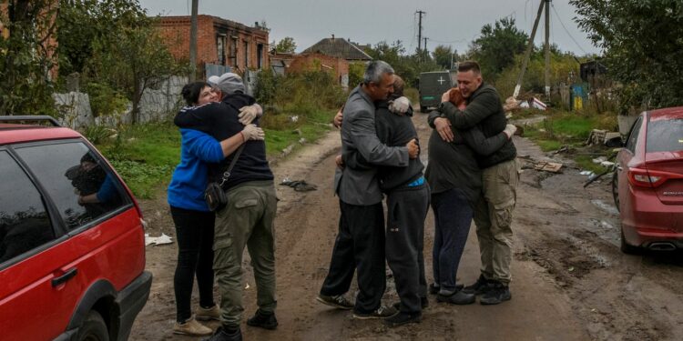 Neighbors embrace each others after they return from evacuation to the liberated village of Kamianka in the Kharkiv region, Ukraine, Vladyslav Musiienko / Reuters / Scanpix / LETA