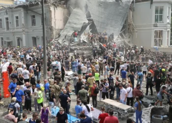 Rescue service workers, volunteers and medical personnel work together to clear debris and search for survivors after a Russian missile hit the Ohmatdyt Children's Hospital in Kyiv, Ukraine. Photo: OCHA/Viktoriia Andriievska