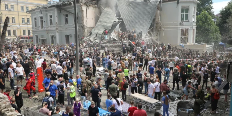 Rescue service workers, volunteers and medical personnel work together to clear debris and search for survivors after a Russian missile hit the Ohmatdyt Children's Hospital in Kyiv, Ukraine. Photo: OCHA/Viktoriia Andriievska