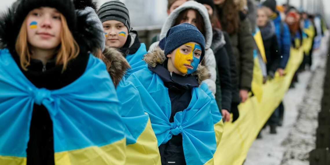 "Human Chain" for the Day of Unity on the bridge over the Dnipro in Kyiv / Photo by Reuters/G. Garanich