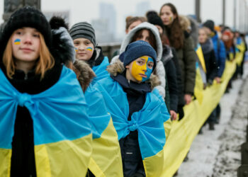 "Human Chain" for the Day of Unity on the bridge over the Dnipro in Kyiv / Photo by Reuters/G. Garanich