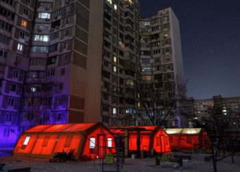 A government-run humanitarian aid point in Kyiv has tents where residents can warm up, charge their devices, and get hot drinks and psychological support during the power blackout, which comes after energy infrastructure was hit by recent Russian strikes. Valentyn Ogirenko/Reuters